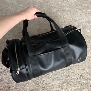 FRED PERRY CLASSIC DUFFLE BARREL BAG